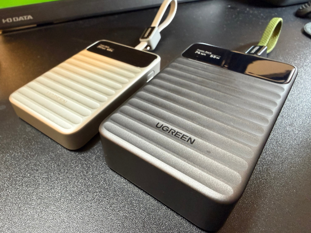 Nexode Wavy 2機種の外観。表面が波打つWavyデザインで、上部にディスプレイとストラップ型ケーブルを備える
